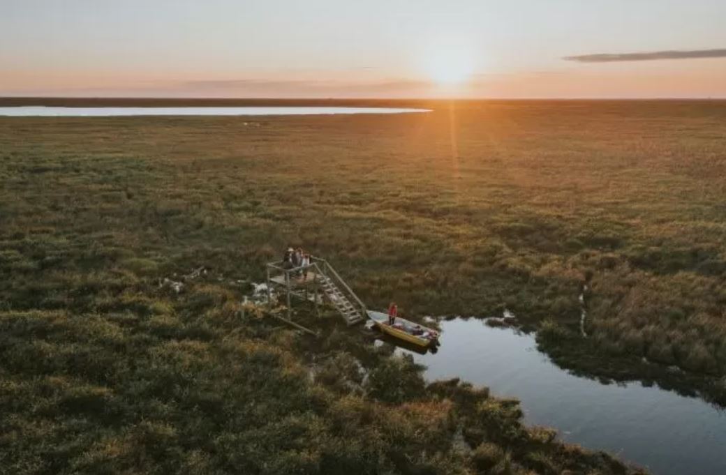 La arquitectura y el diseño de Puerto Valle, combinando tradición y modernidad, reflejan la esencia de la hospitalidad argentina en un entorno natural