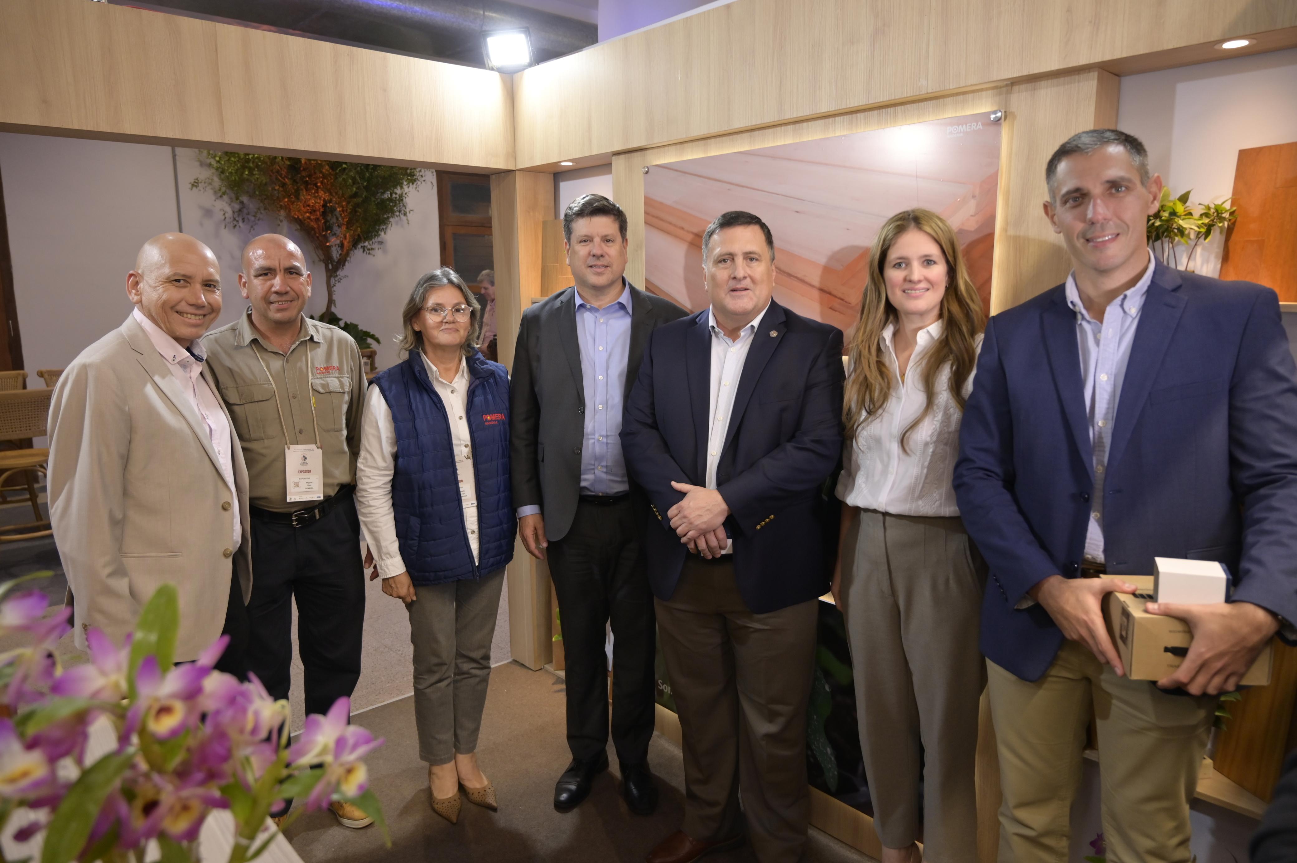 Encuentro con representantes del sector forestal y autoridades en el stand de Pomera Maderas durante la Expo Madera Paraguay 2025
