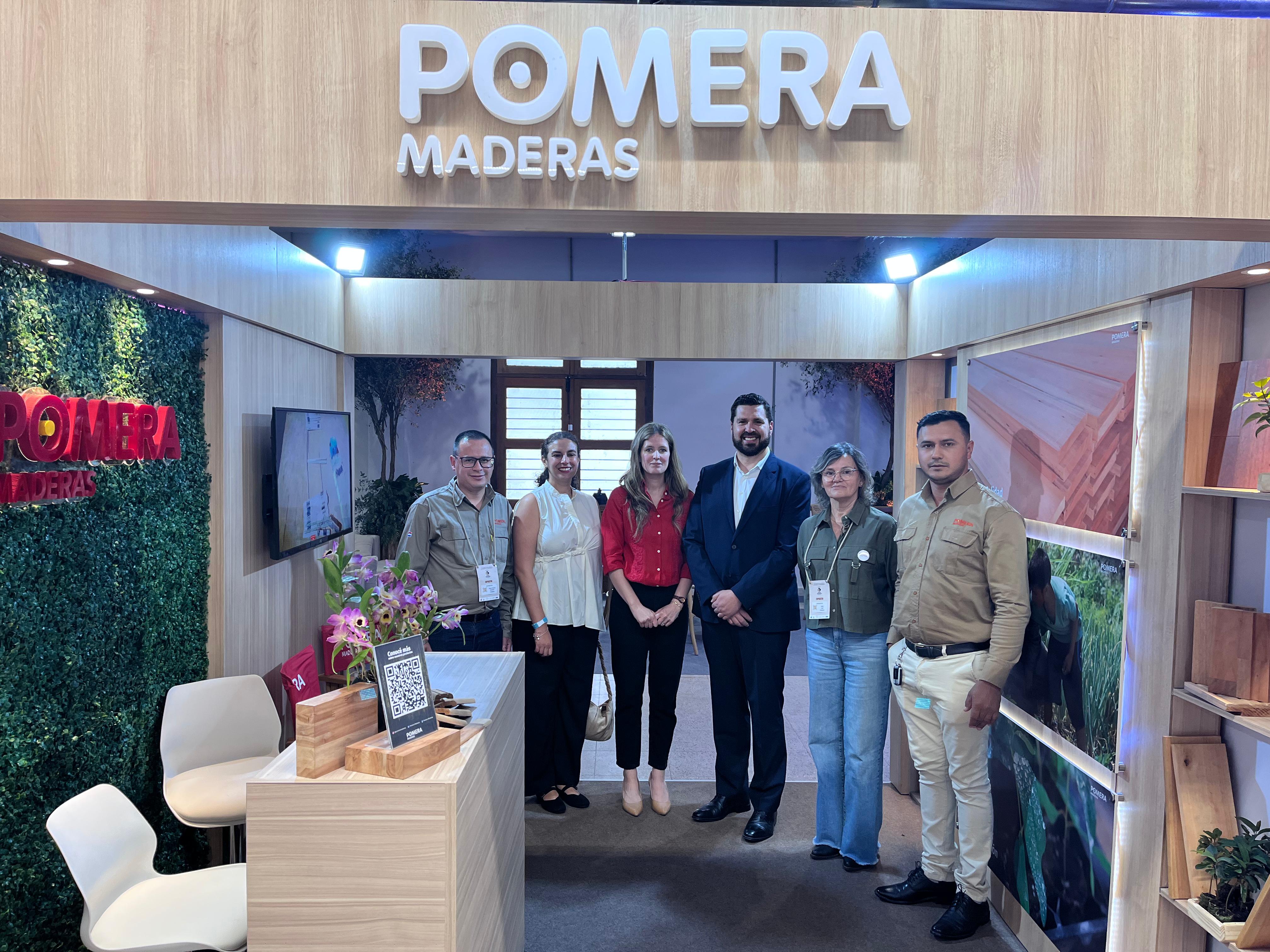 Equipo de Pomera Maderas junto a referentes del sector forestal en Asunción. en la Expo Madera Paraguay 2025