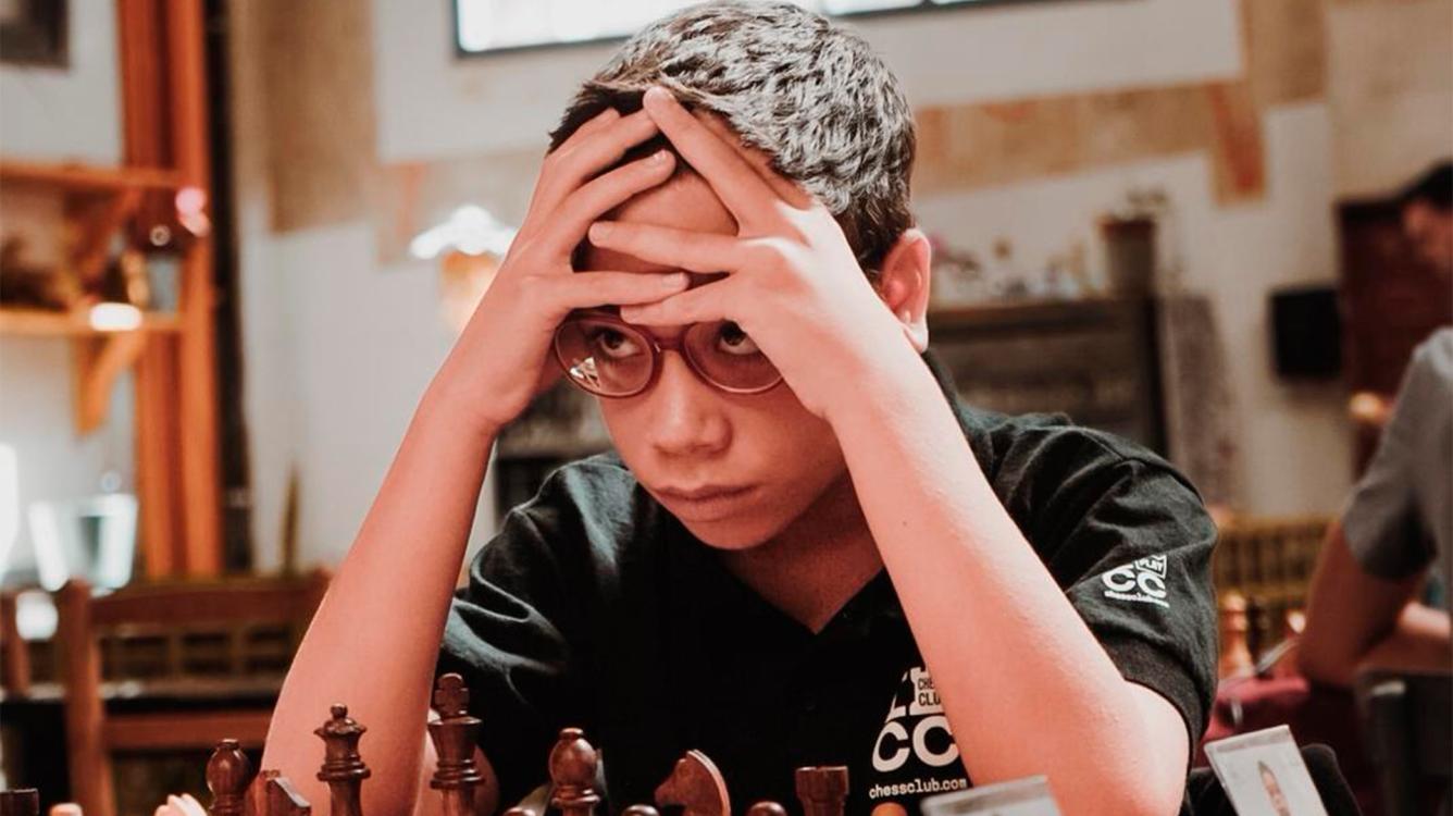 Faustino Oro, joven ajedrecista argentino de 11 años, concentrado frente al tablero durante el Torneo Insud Pharma – Nave Bellver (Leyendas y Prodigios) en Palma de Mallorca.