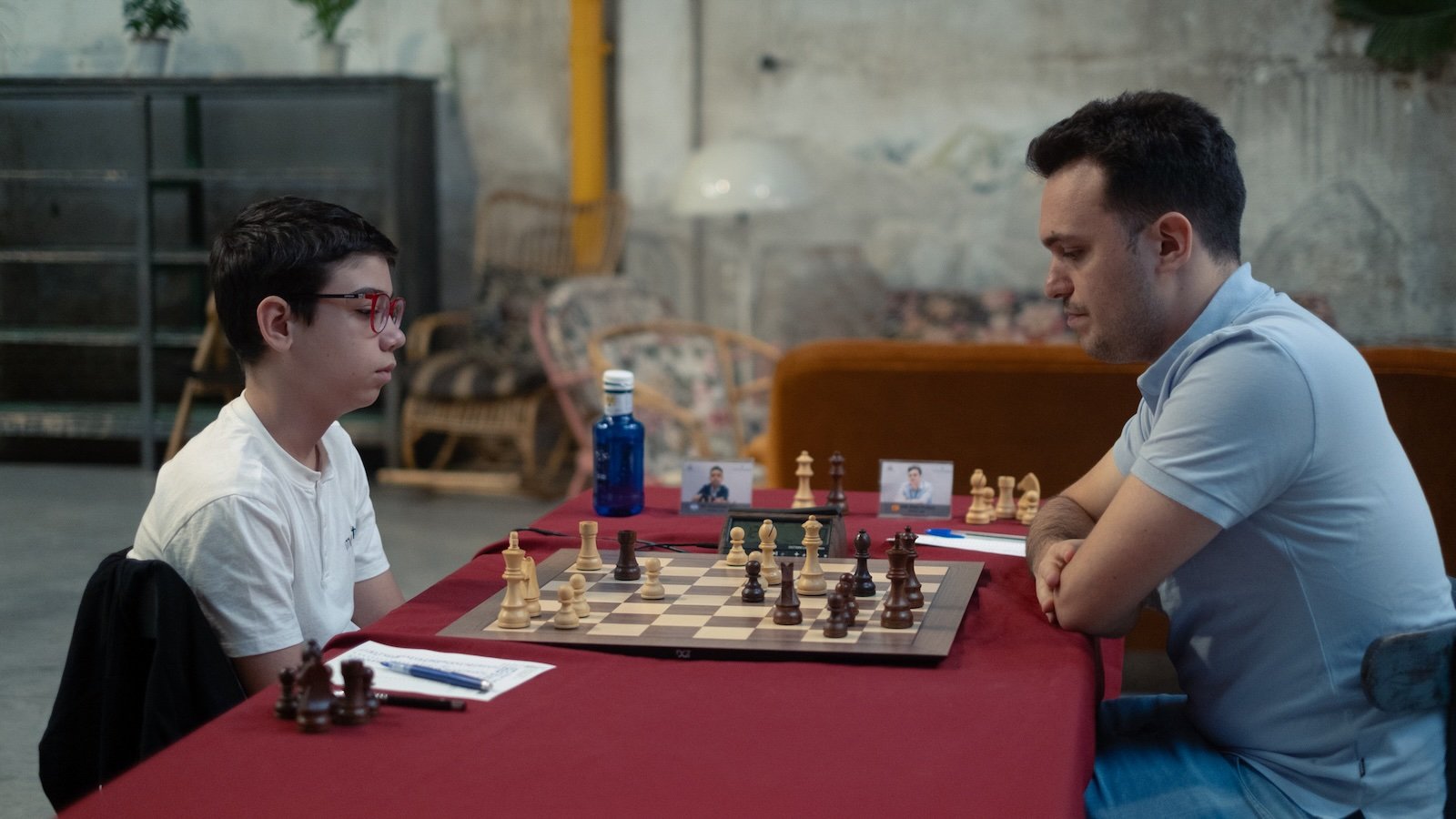 Faustino Oro y el Gran Maestro Alan Pichot frente a frente durante su partida en el Torneo Insud Pharma – Nave Bellver (Leyendas y Prodigios).
