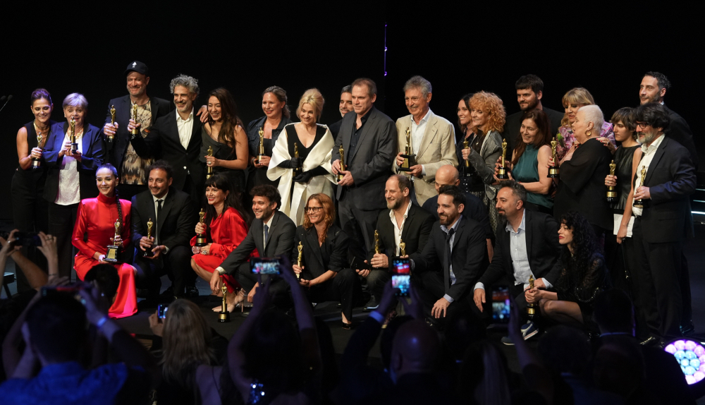 Equipo de K&S Films y elenco de El Eternauta posando en el escenario tras recibir el Martín Fierro de Oro en Series 2025.