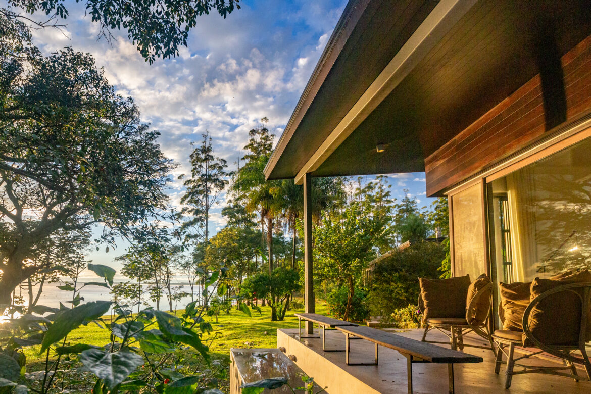 Vista exterior de Hotel Puerto Valle, referente de turismo sustentable en Corrientes y los Esteros del Iberá, rodeado de naturaleza y cultura local, destacado en FITUR Madrid como destino de experiencias auténticas en Argentina.